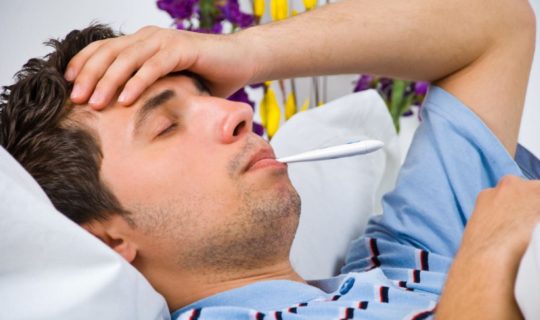 घर पर बुखार का इलाज करने के लिए घरेलू उपचार